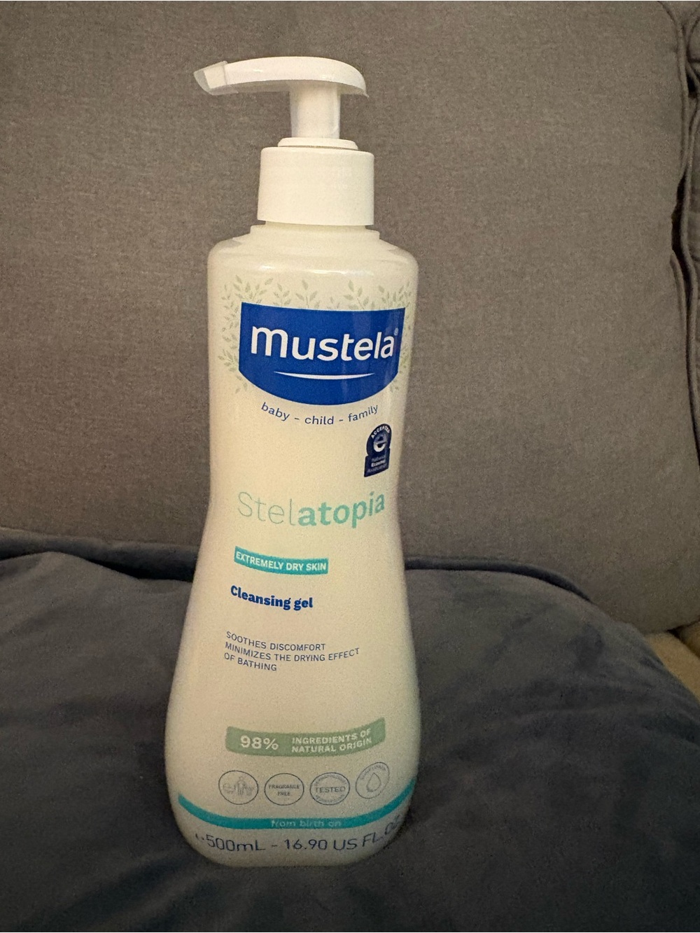 Mustela Stelatopia Cleansing Gel for Extremely Dry Skin — White